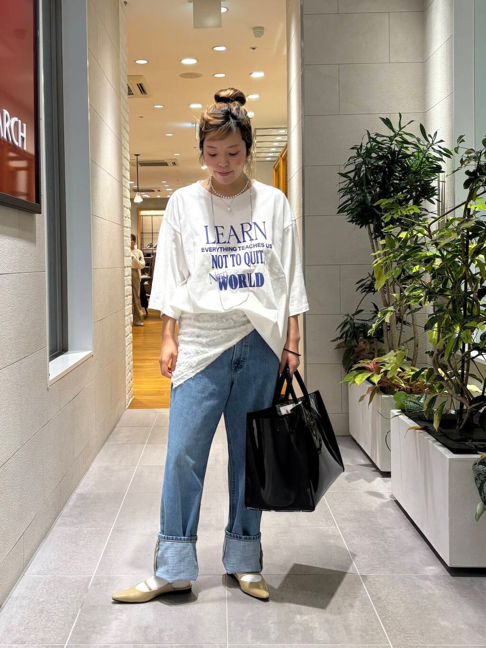 「アーバンリサーチ、トップス、lee、URBANRESEARCH、カットソー、ブルー、パンツ、レース、newarrival、ブルベ夏、骨格ナチュラル、ここでしか手に入らない別注アイテム、20代女性、私の推しデニムコーデ」｜「URBAN RESEARCHのカットジャガードスカーフ（バンダナ/スカーフ、ホワイト系）」を使った、sakurako0406さん（レディース・160cm）の春コーディネートの2枚目の写真