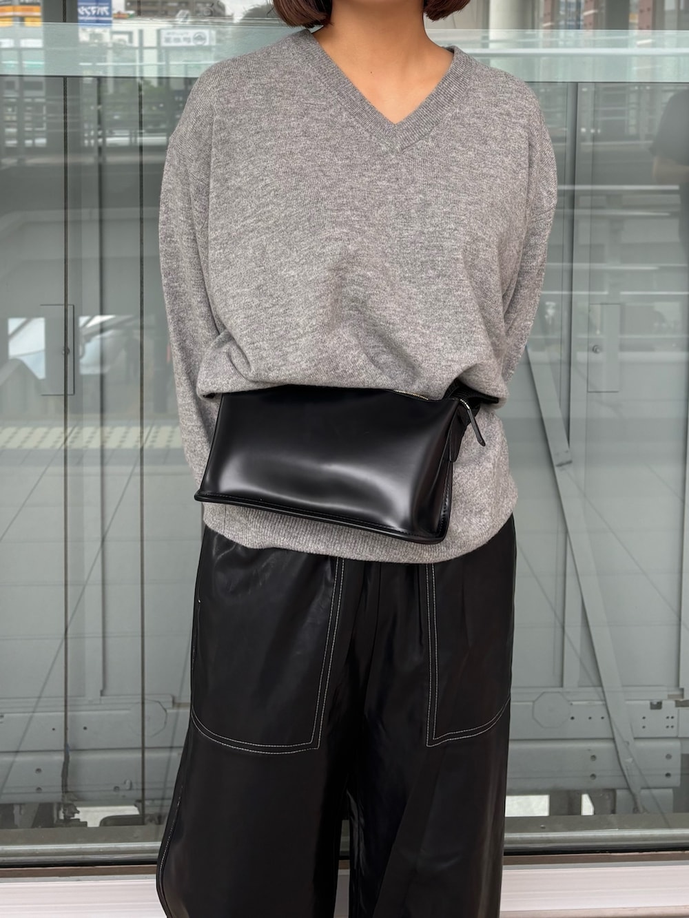 ブラック系のその他パンツ、ブラック系のボディバッグ/ウエストポーチ、グレー系のニット/セーターを着用したレディースの秋コーディネートの3枚目の写真
