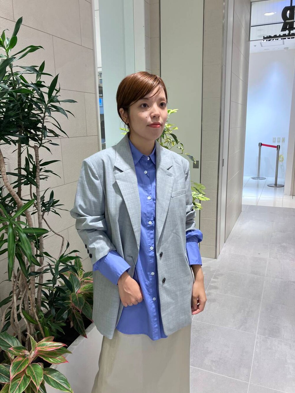 ホワイト系のその他シューズ、ブルー系のシャツ/ブラウス、シルバー系のスカートを着用したレディースの夏コーディネートの3枚目の写真