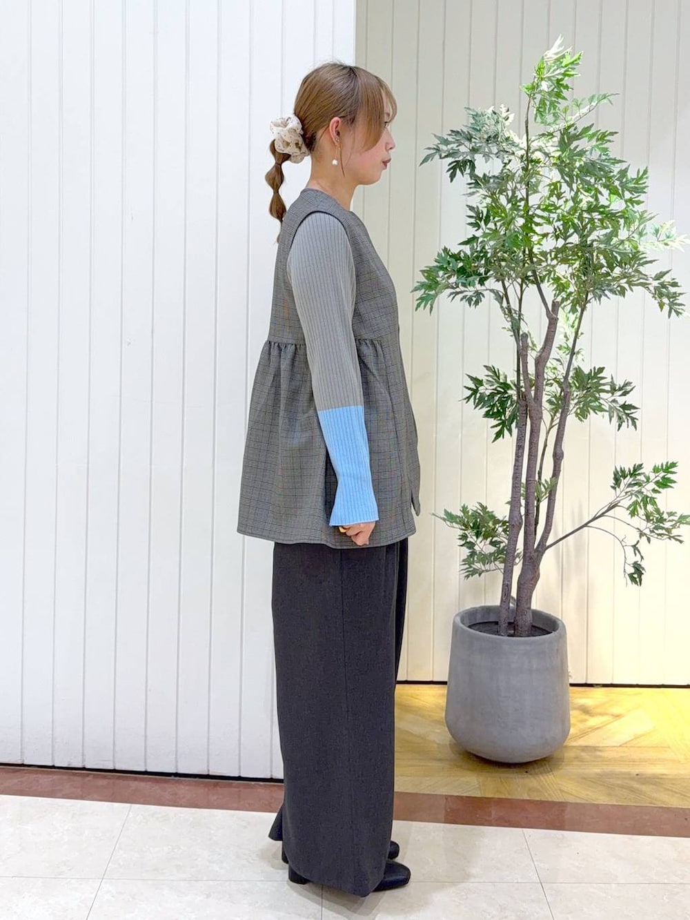 グレー系のニット/セーター、その他のベスト、グレー系のその他パンツを着用したレディースの冬コーディネートの2枚目の写真