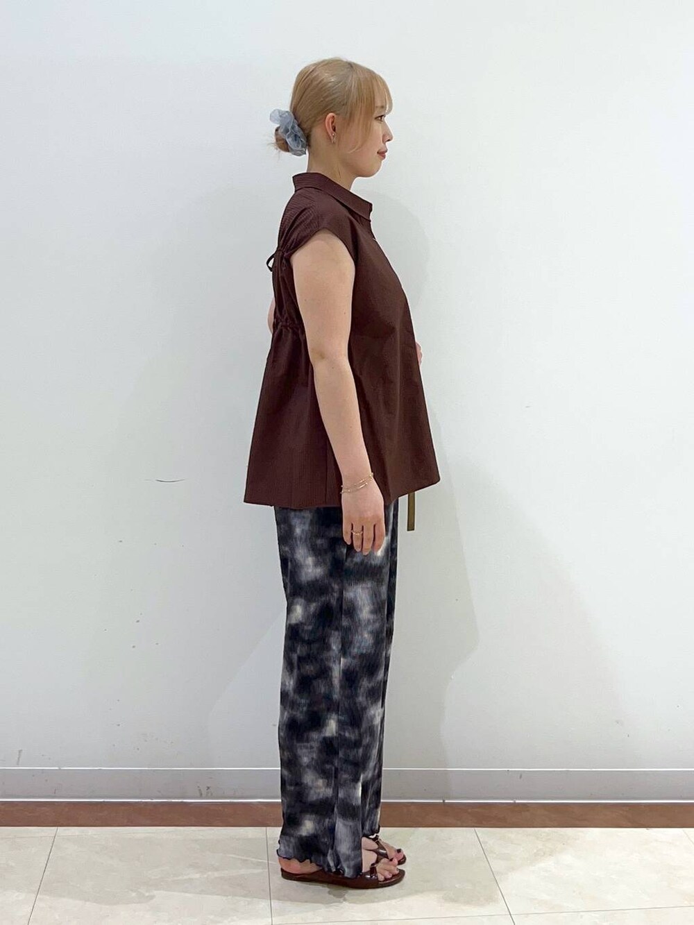 ブラック系のその他パンツ、ブラウン系のサンダル、ブラウン系のショルダーバッグを着用したレディースの夏コーディネートの2枚目の写真