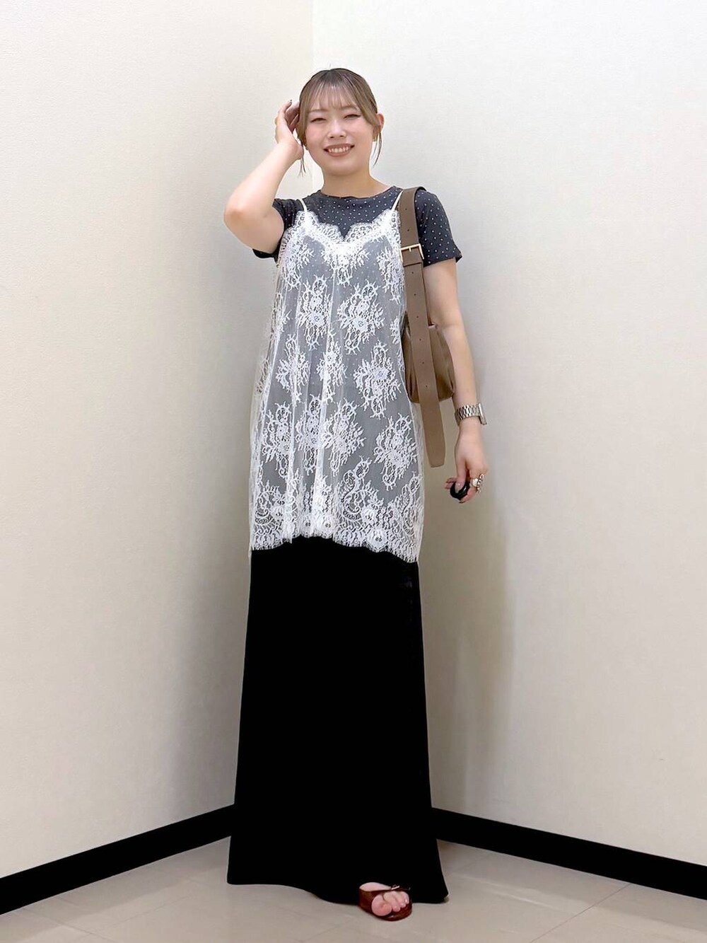 ブラック系のスカート、グレー系のTシャツ/カットソー、ブラウン系のショルダーバッグを着用したレディースの夏コーディネートの6枚目の写真