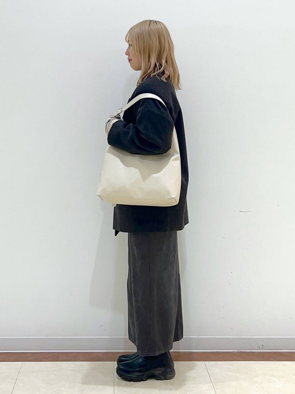 「差し色コーデ、女子ウケ、高身長、大人女子カジュアル_LOWRYS FARM、大人カジュアル、カジュアル、カジュアルコーデ、ローリーズスタイル_LOWRYS FARM、LOWRYS FARM、きれいめカジュアル、冬コーデ、ニット、アウター」|「LOWRYS FARMのヤワラカルイ2WAYショルダーBAG 115210(ショルダーバッグ、ホワイト系)」を使った、tsukiさん(レディース・167cm)の冬コーディネートの2枚目の写真