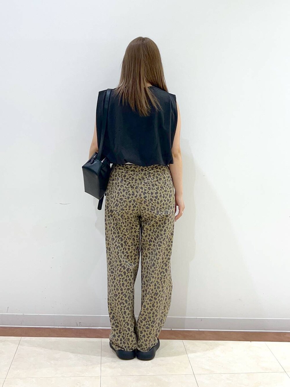 ブラック系のサンダル、その他のデニムパンツ、グレー系のTシャツ/カットソーを着用したレディースの夏コーディネートの3枚目の写真