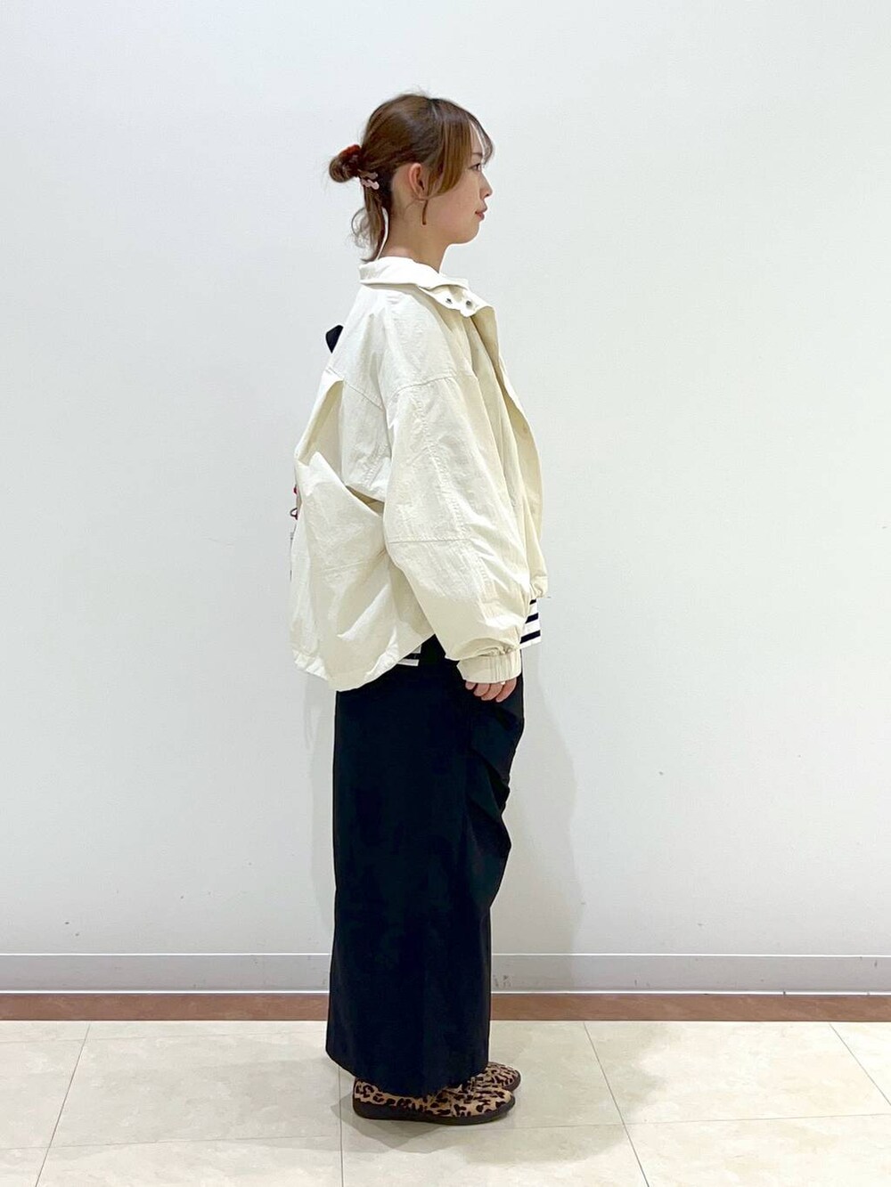 「差し色コーデ、女子ウケ、高身長、大人女子カジュアル_LOWRYS FARM、大人カジュアル、カジュアル、カジュアルコーデ、ローリーズスタイル_LOWRYS FARM、LOWRYS FARM、春コーデ」｜「LOWRYS FARMのＬＦ１０ポケ２ＲＯＯＭリュック 292220（バックパック/リュック、ホワイト系）」を使った、tsukiさん（レディース・167cm）の春コーディネートの2枚目の写真
