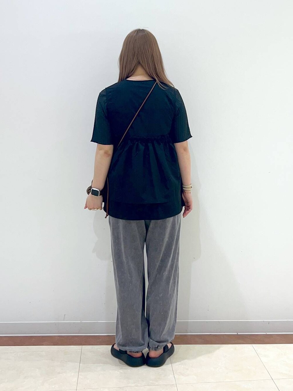 ブラック系のサンダル、グレー系のTシャツ/カットソー、ブラック系のベストを着用したレディースの夏コーディネートの3枚目の写真