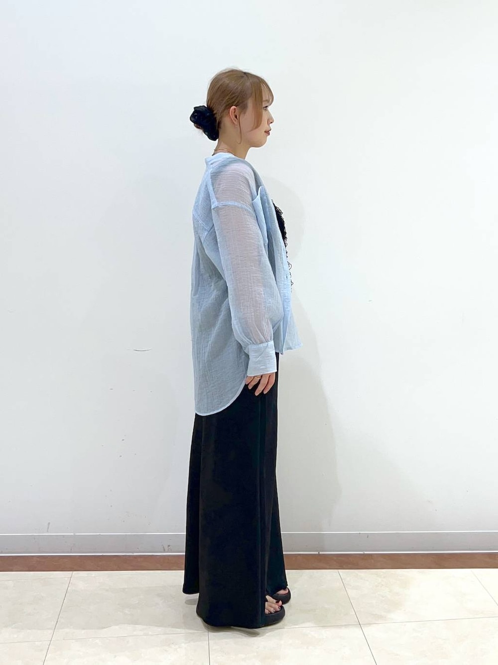 ブラック系のサンダル、ホワイト系のトートバッグ、ブラック系のキャミソールを着用したレディースの夏コーディネートの2枚目の写真