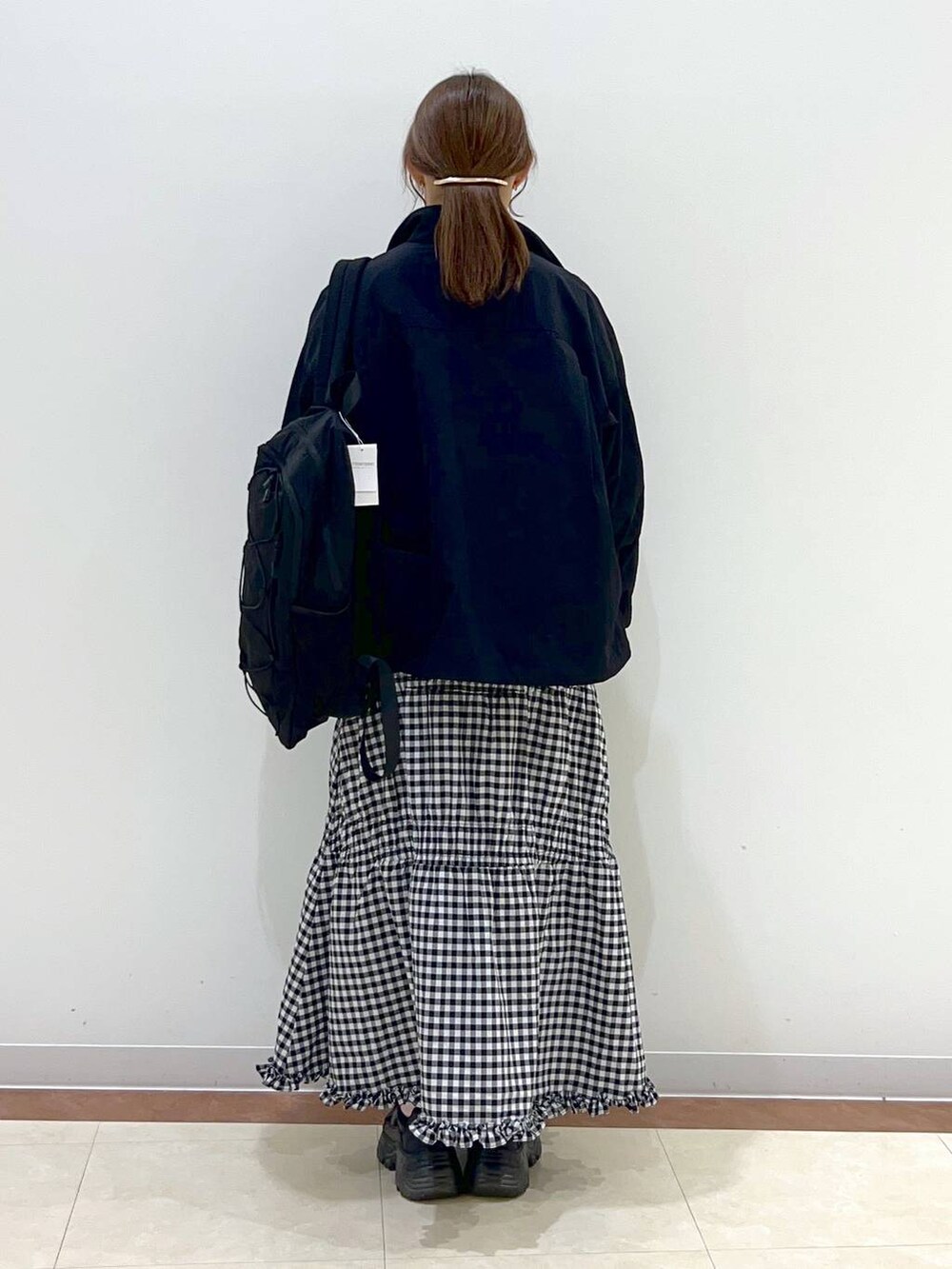 「大人女子カジュアル_LOWRYS FARM、大人カジュアル、カジュアル、カジュアルコーデ、ローリーズスタイル_LOWRYS FARM、LOWRYS FARM、春コーデ、おでかけ」|「LOWRYS FARMのショートロゴプリントLS 240591(Tシャツ/カットソー、ピンク系)」を使った、tsukiさん(レディース・167cm)の春コーディネートの3枚目の写真