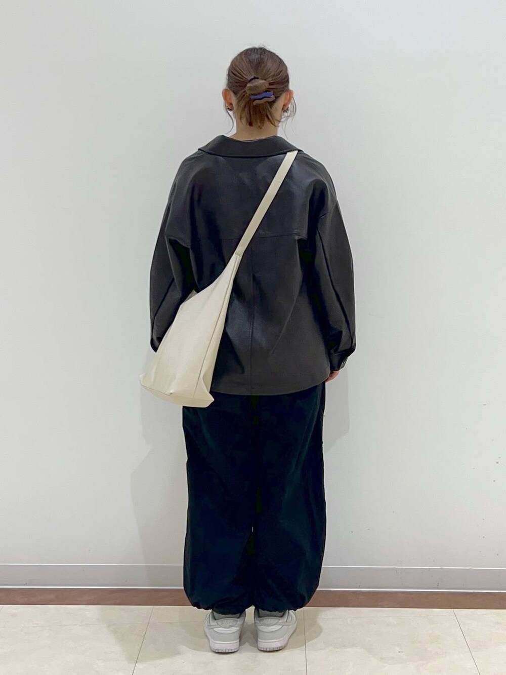 「高身長、大人女子カジュアル_LOWRYS FARM、大人カジュアル、カジュアル、メンズライク、ローリーズスタイル_LOWRYS FARM、LOWRYS FARM、差し色コーデ、女子ウケ」｜「LOWRYS FARMのヤワラカルイ２ＷＡＹショルダーＢＡＧ 115210（ショルダーバッグ、ホワイト系）」を使った、tsukiさん（レディース・166cm）の秋コーディネートの3枚目の写真