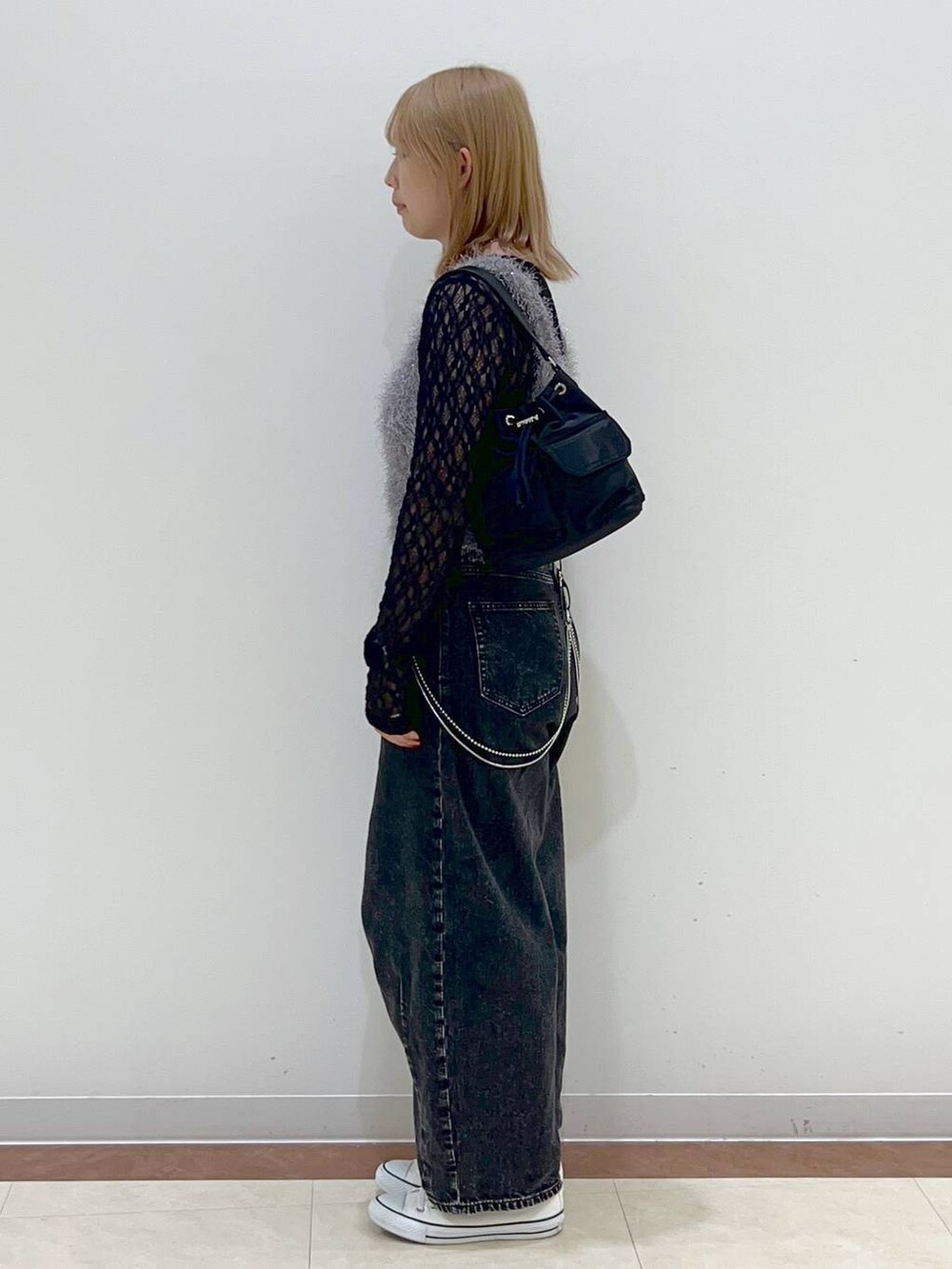 ブラック系のデニムパンツ、グレー系のキャミソール、ブラック系のショルダーバッグを着用したレディースの秋コーディネートの2枚目の写真