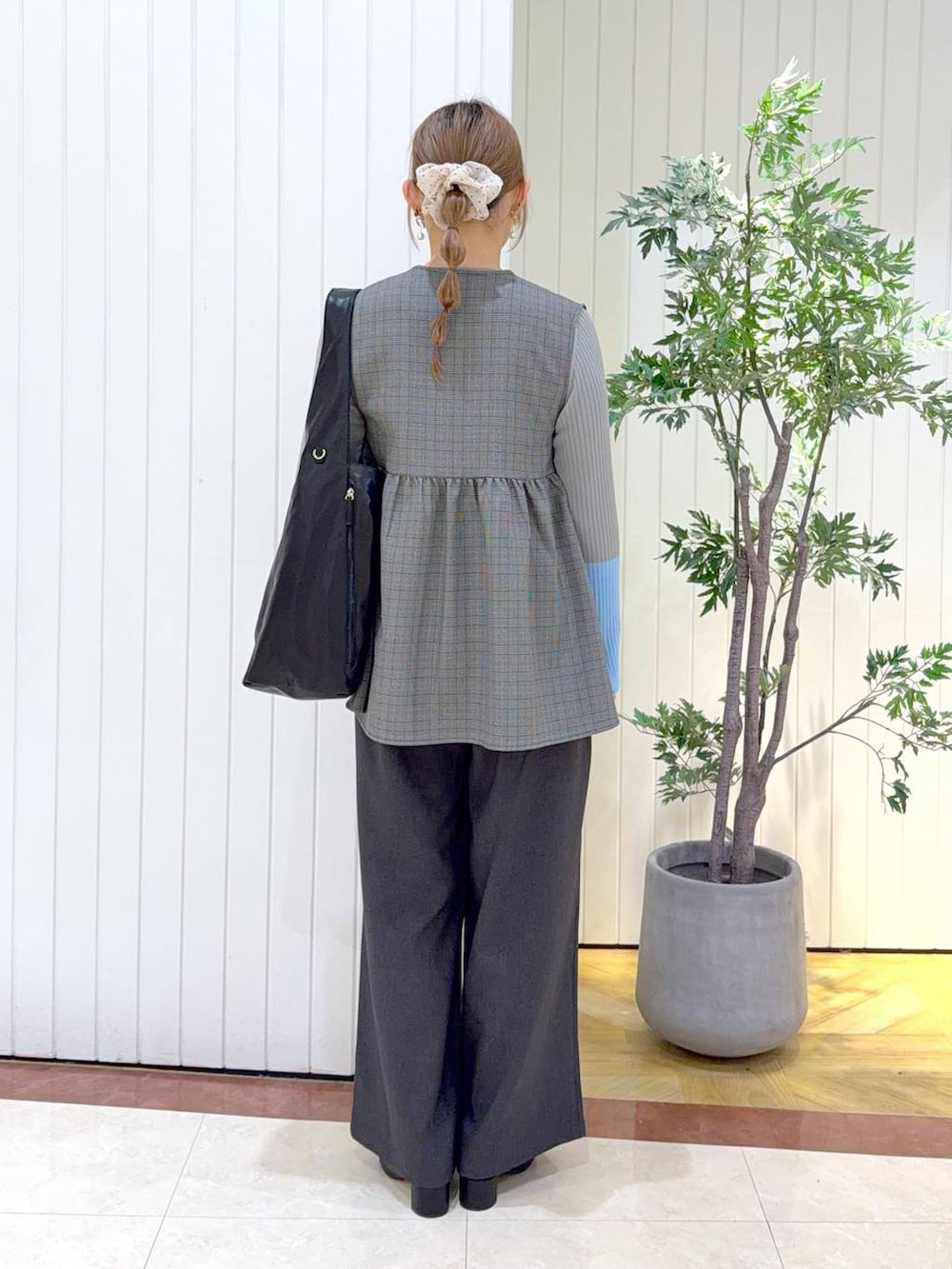 グレー系のニット/セーター、その他のベスト、グレー系のその他パンツを着用したレディースの冬コーディネートの3枚目の写真