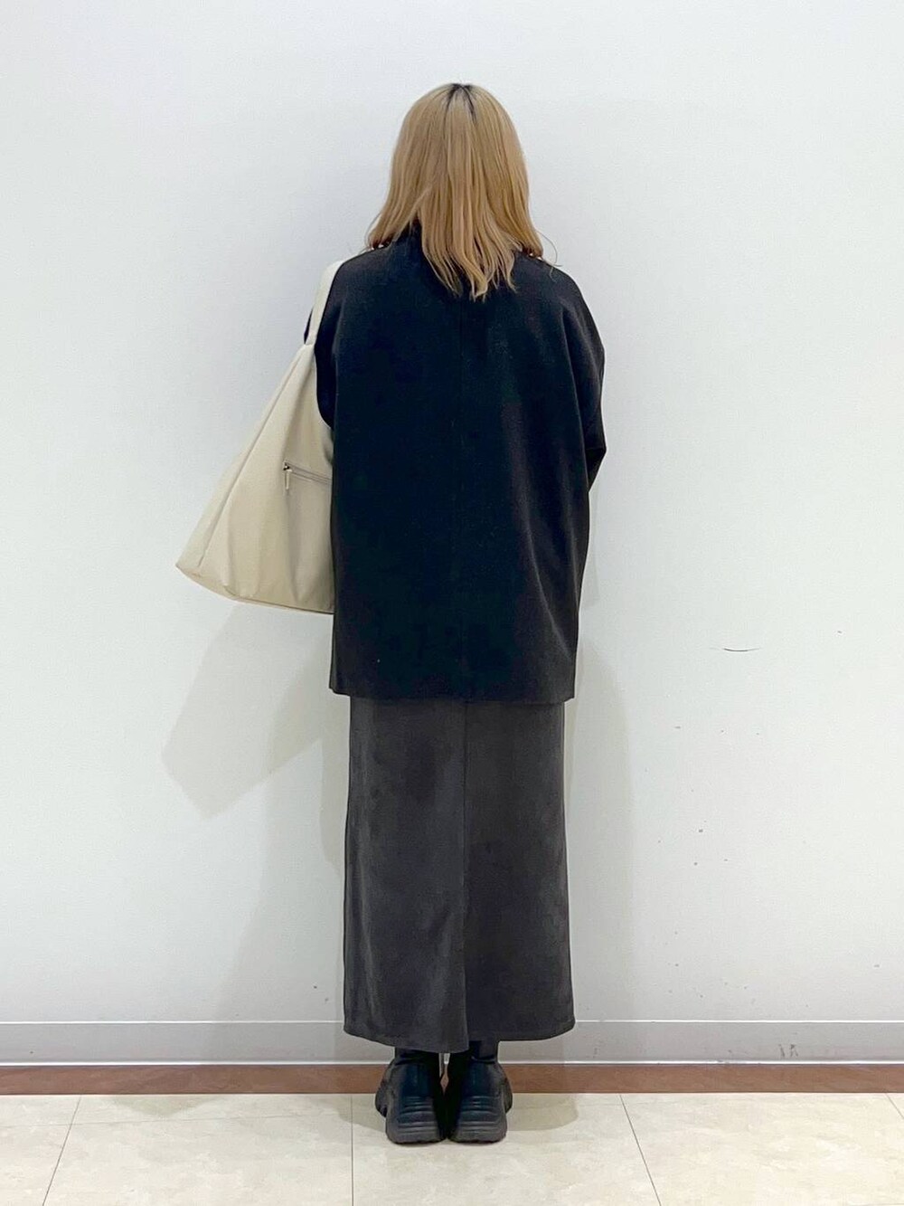 「差し色コーデ、女子ウケ、高身長、大人女子カジュアル_LOWRYS FARM、大人カジュアル、カジュアル、カジュアルコーデ、ローリーズスタイル_LOWRYS FARM、LOWRYS FARM、きれいめカジュアル、冬コーデ、ニット、アウター」|「LOWRYS FARMのヤワラカルイ2WAYショルダーBAG 115210(ショルダーバッグ、ホワイト系)」を使った、tsukiさん(レディース・167cm)の冬コーディネートの3枚目の写真