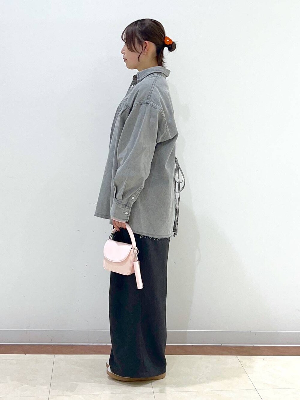 ブルー系のスウェット、ブラック系のショルダーバッグ、グレー系のその他パンツを着用したレディースの冬コーディネートの2枚目の写真