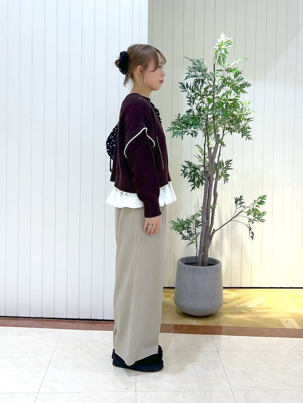 ベージュ系のその他パンツ、ブラウン系のニット/セーター、ブラック系のその他シューズを着用したレディースの秋コーディネートの2枚目の写真