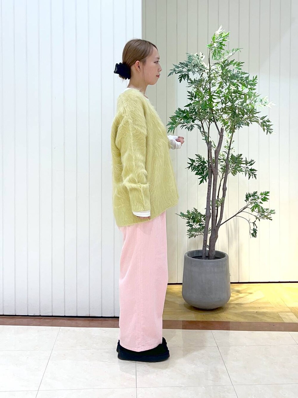 ピンク系のその他パンツ、ホワイト系のTシャツ/カットソー、ブラック系のその他シューズを着用したレディースの秋コーディネートの2枚目の写真