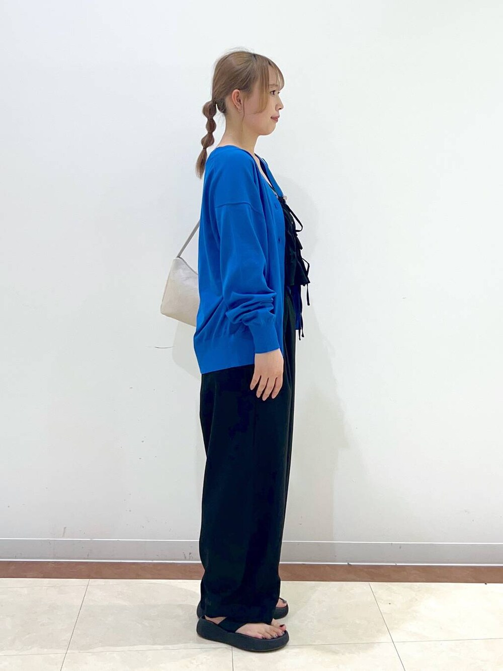 その他のTシャツ/カットソー、ブラック系のサンダル、ブラック系のデニムパンツを着用したレディースの夏コーディネートの2枚目の写真