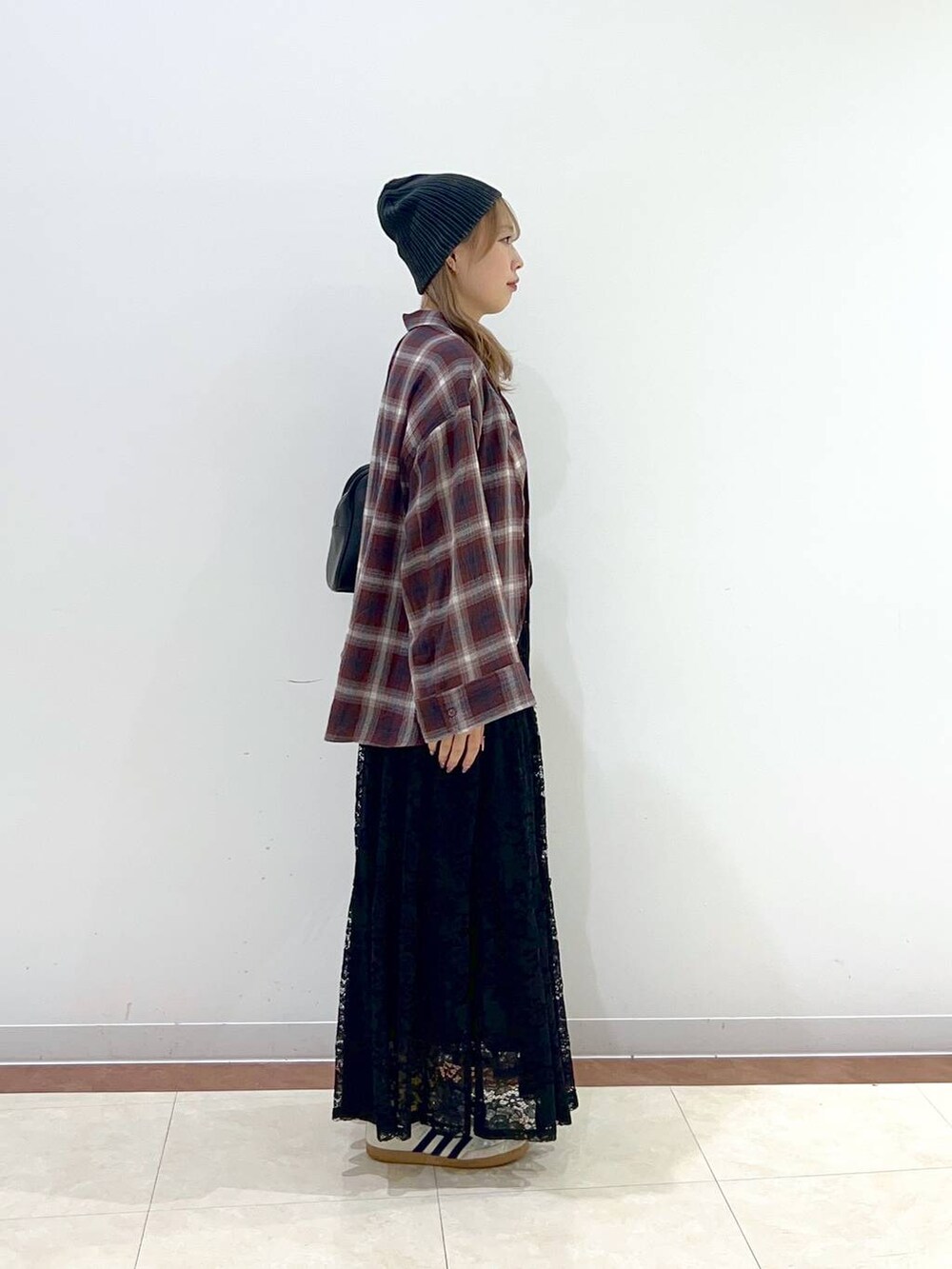 ブラック系のボストンバッグ、レッド系のシャツ/ブラウス、ブラック系のスカートを着用したレディースの秋コーディネートの2枚目の写真