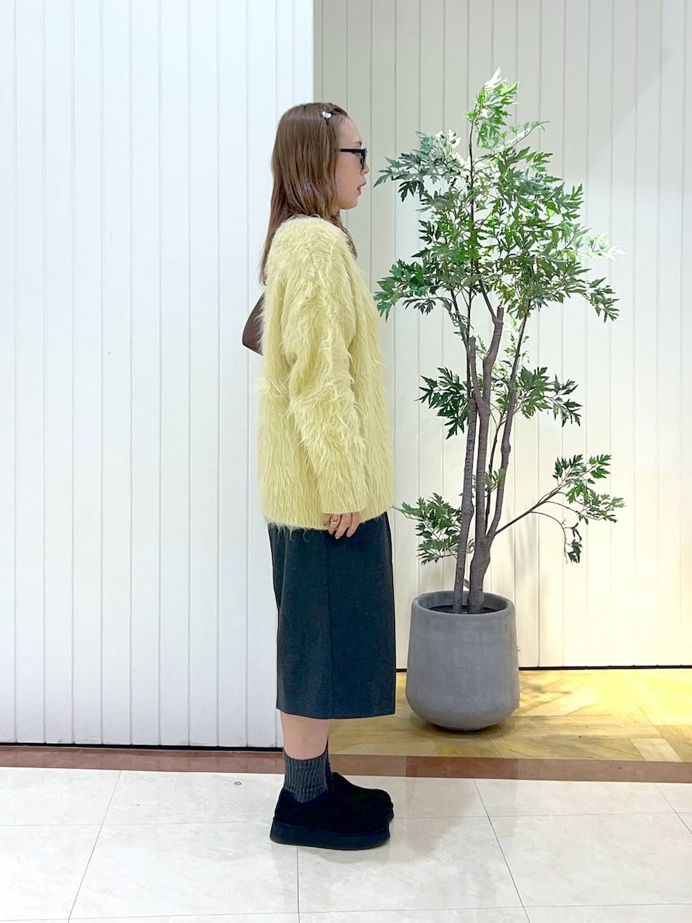 ベージュ系のキャミソール、グレー系のその他パンツ、その他のショルダーバッグを着用したレディースの秋コーディネートの2枚目の写真