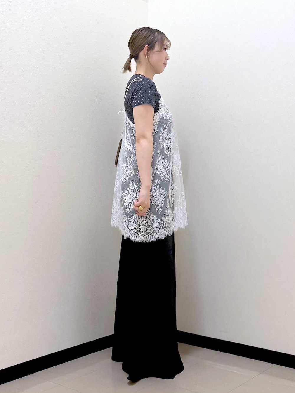 ブラック系のスカート、グレー系のTシャツ/カットソー、ブラウン系のショルダーバッグを着用したレディースの夏コーディネートの4枚目の写真