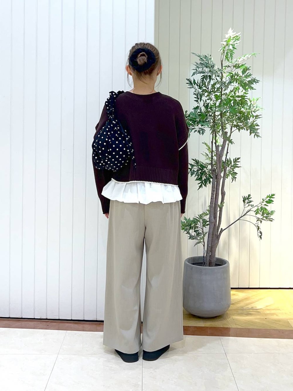 ベージュ系のその他パンツ、ブラウン系のニット/セーター、ブラック系のその他シューズを着用したレディースの秋コーディネートの3枚目の写真