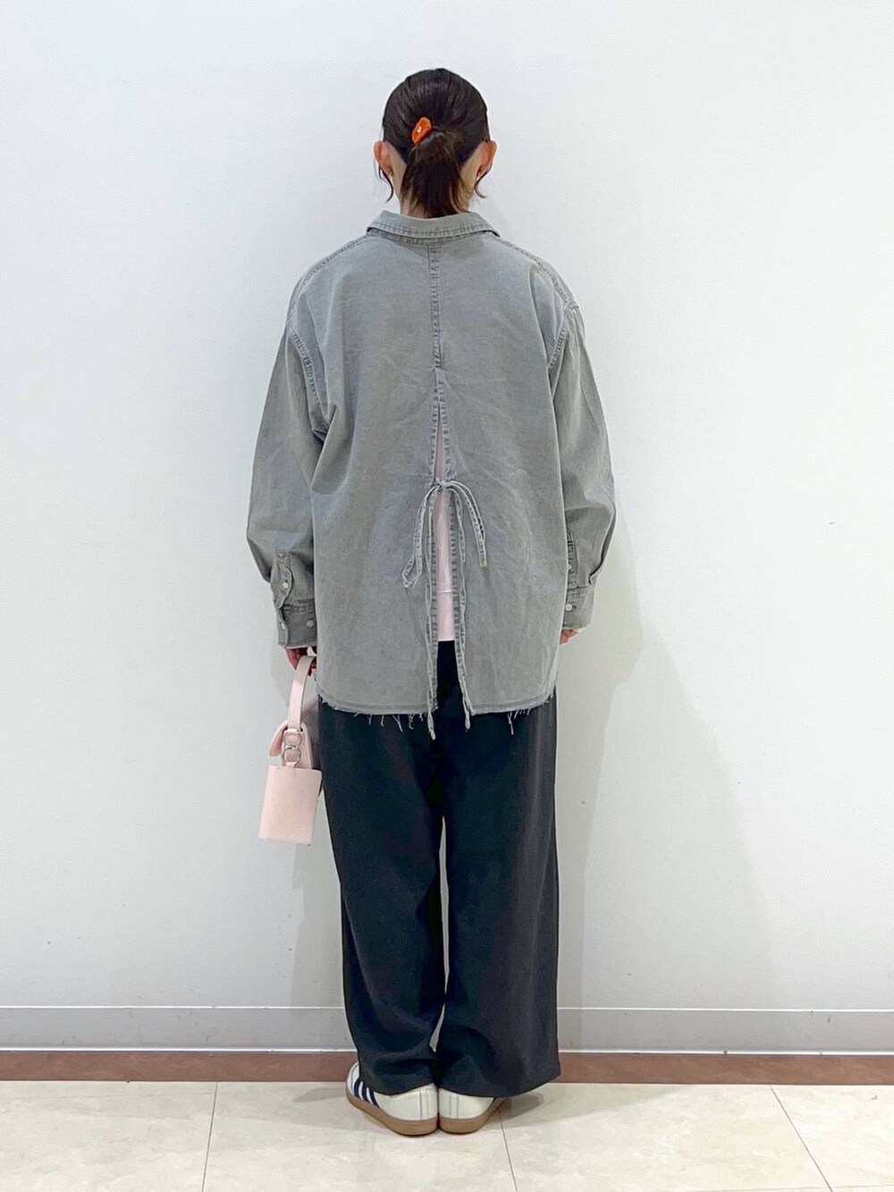 ブルー系のスウェット、ブラック系のショルダーバッグ、グレー系のその他パンツを着用したレディースの冬コーディネートの3枚目の写真