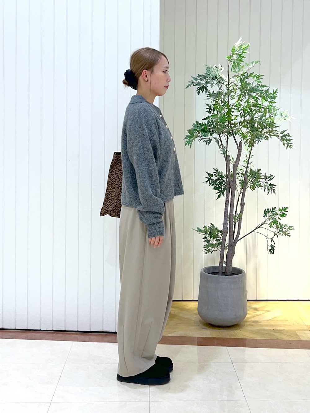 その他のトートバッグ、ベージュ系のその他パンツ、グレー系のニット/セーターを着用したレディースの秋コーディネートの2枚目の写真