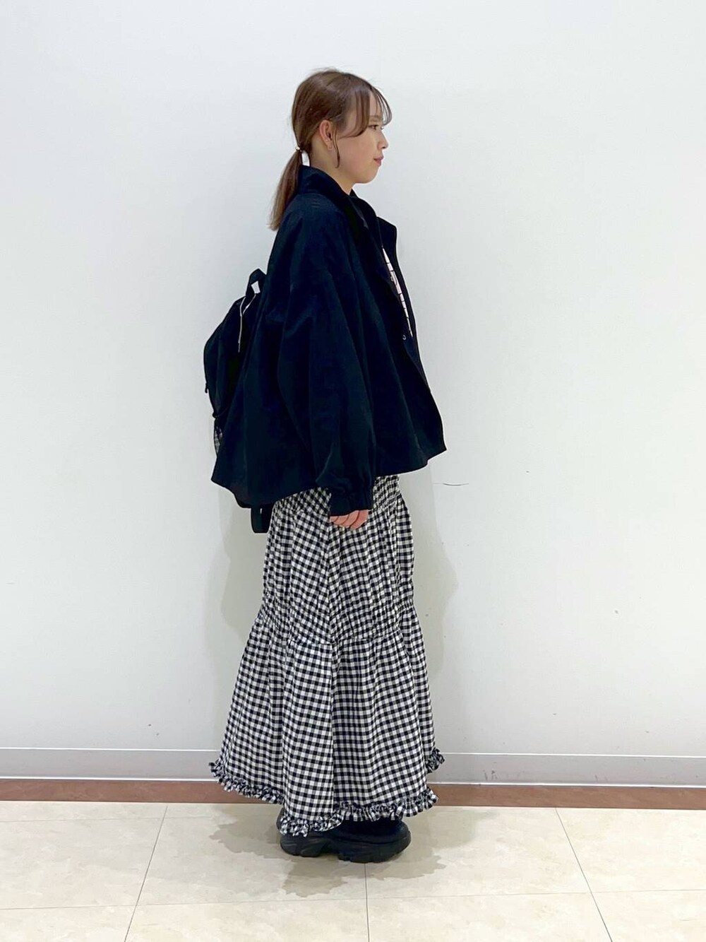 「大人女子カジュアル_LOWRYS FARM、大人カジュアル、カジュアル、カジュアルコーデ、ローリーズスタイル_LOWRYS FARM、LOWRYS FARM、春コーデ、おでかけ」|「LOWRYS FARMのショートロゴプリントLS 240591(Tシャツ/カットソー、ピンク系)」を使った、tsukiさん(レディース・167cm)の春コーディネートの2枚目の写真
