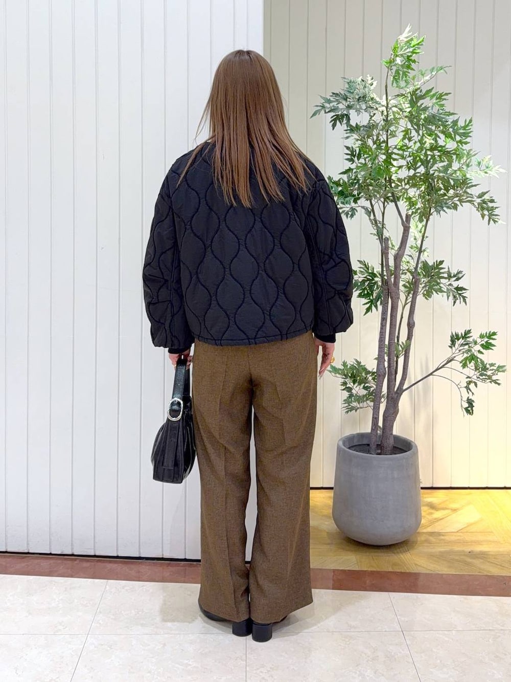 ブラウン系のその他パンツ、ブラック系のブルゾン、ブラック系のブーツを着用したレディースの冬コーディネートの3枚目の写真