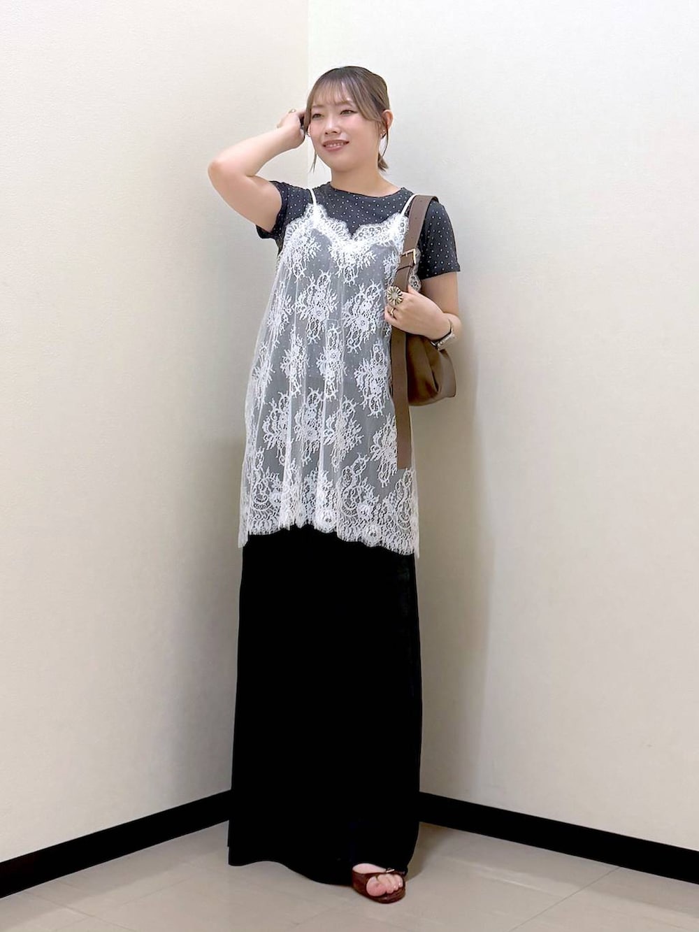 ブラック系のスカート、グレー系のTシャツ/カットソー、ブラウン系のショルダーバッグを着用したレディースの夏コーディネートの5枚目の写真