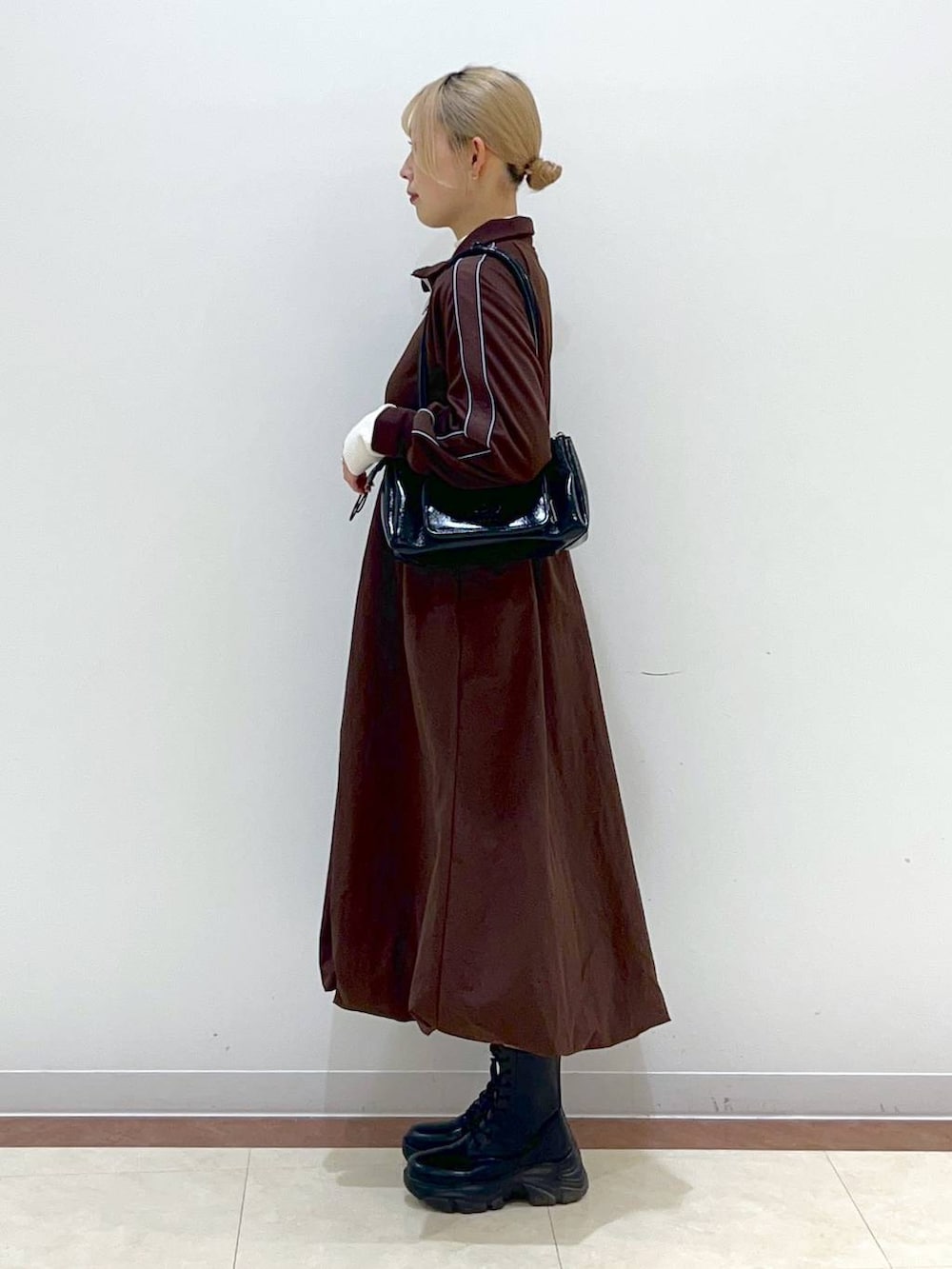 「差し色コーデ、女子ウケ、高身長、大人女子カジュアル_LOWRYS FARM、大人カジュアル、カジュアル、カジュアルコーデ、ローリーズスタイル_LOWRYS FARM、LOWRYS FARM、冬コーデ、ワンピース」｜「LOWRYS FARMのカラータートルニットＬＳ 116685（ニット/セーター、ホワイト系）」を使った、tsukiさん（レディース・167cm）の冬コーディネートの2枚目の写真
