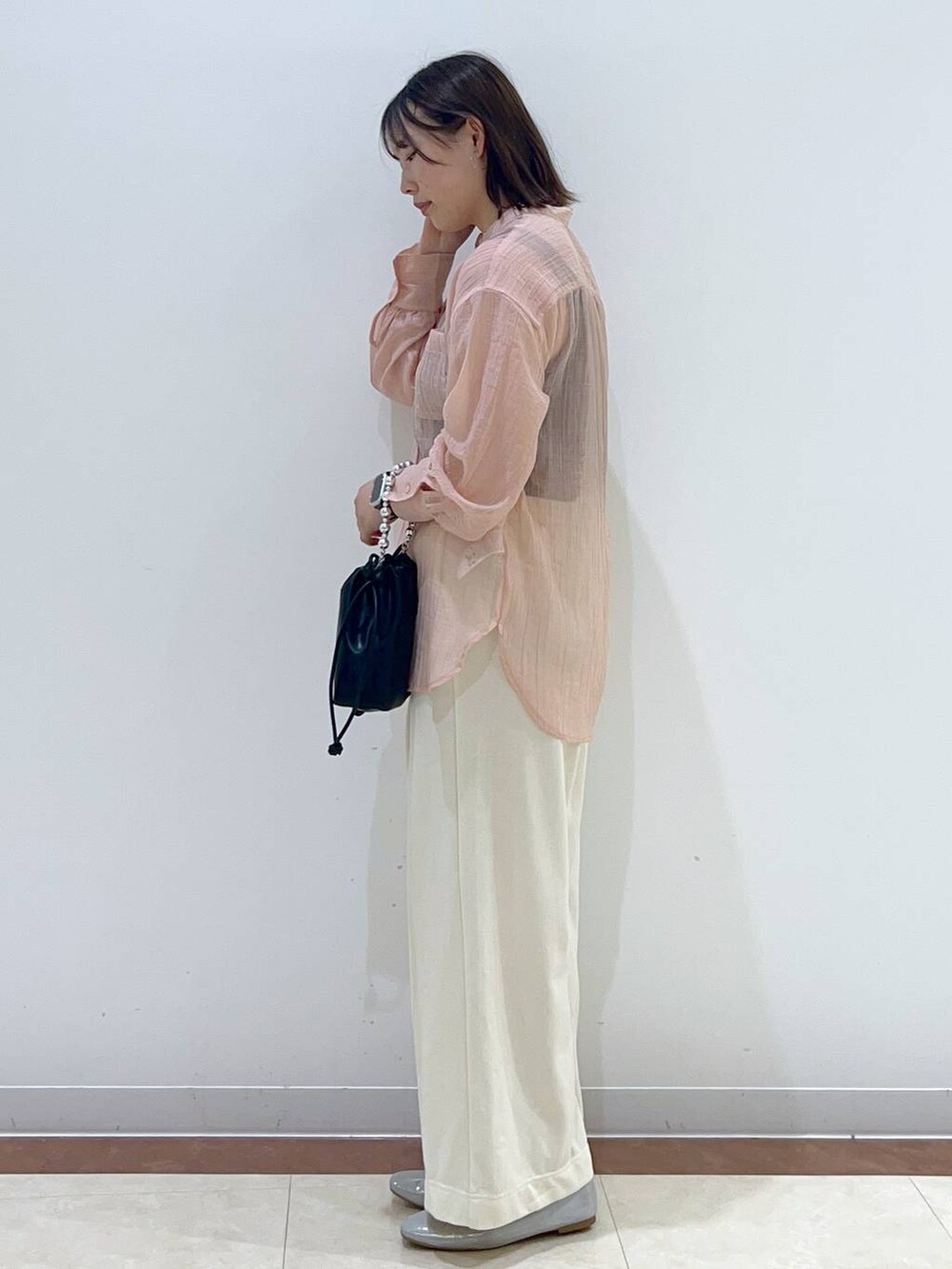 ホワイト系のスウェットパンツ、グレー系のタンクトップ、ブラック系のショルダーバッグを着用したレディースの夏コーディネートの2枚目の写真