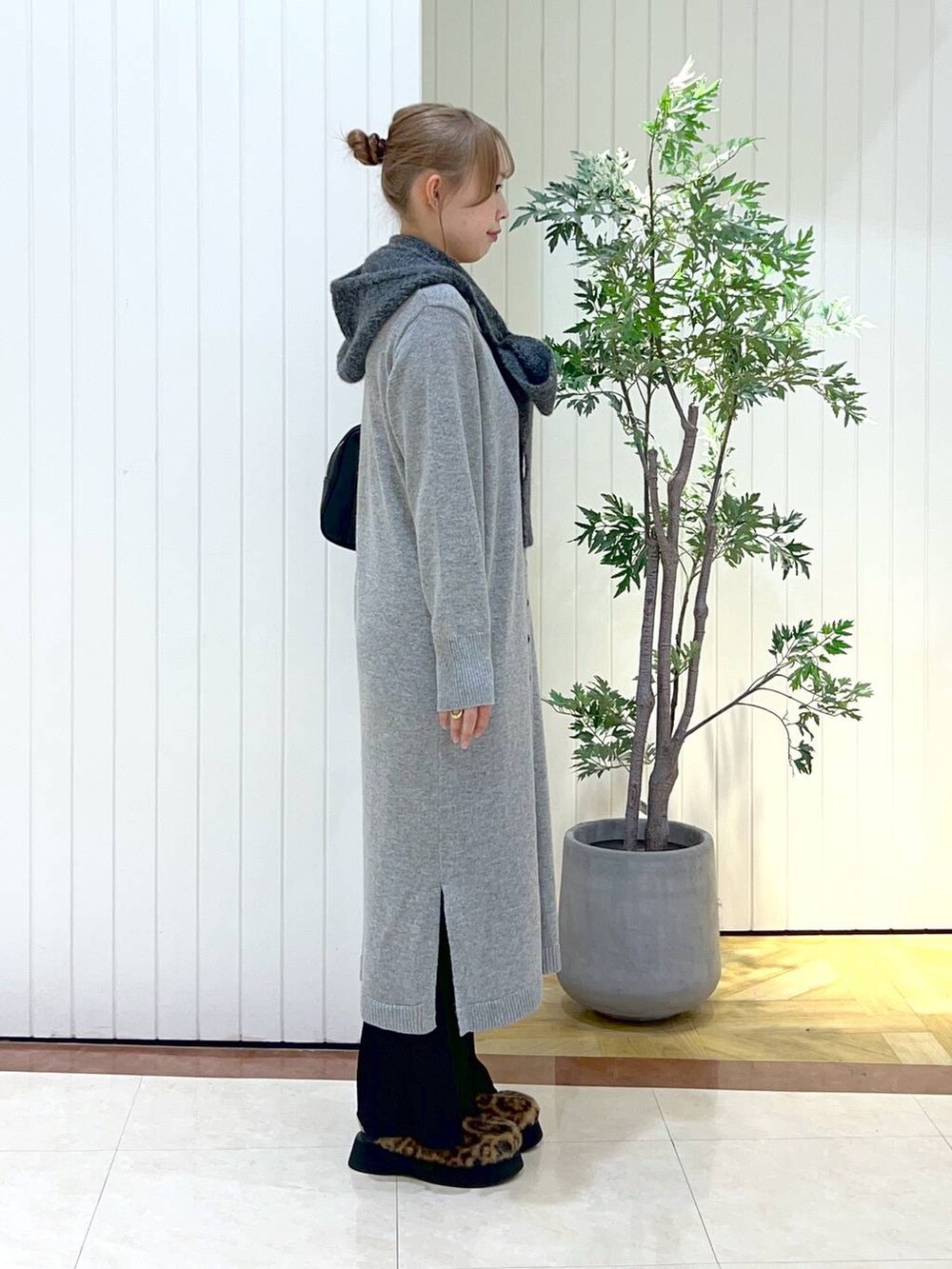 その他のその他パンツ、ブラック系のボストンバッグ、グレー系のワンピースを着用したレディースの秋コーディネートの2枚目の写真