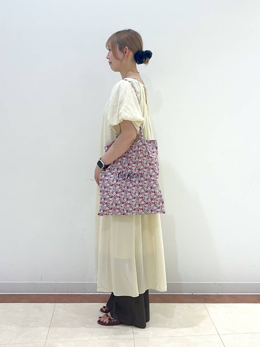 「差し色コーデ、女子ウケ、高身長、大人女子カジュアル_LOWRYS FARM、大人カジュアル、カジュアル、カジュアルコーデ、ローリーズスタイル_LOWRYS FARM、LOWRYS FARM、夏コーデ、トートバッグ、キャス×ローリー、キャスキッドソン、Cath Kidston」｜「LOWRYS FARMのスタイルＵＰアシメショートキャミソール　 288807（キャミソール、イエロー系）」を使った、tsukiさん（レディース・167cm）の夏コーディネートの2枚目の写真