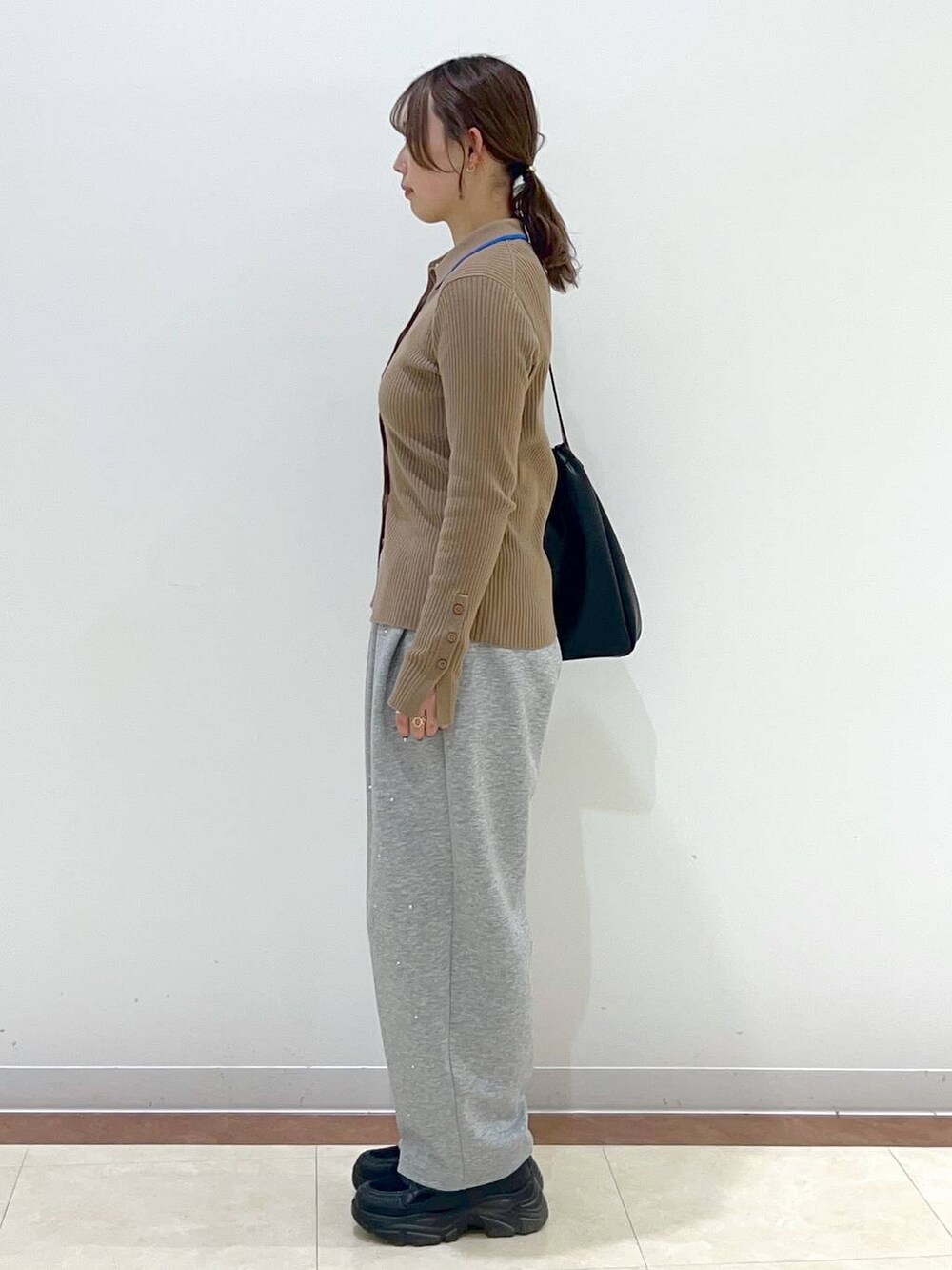 「差し色コーデ、女子ウケ、高身長、大人女子カジュアル_LOWRYS FARM、大人カジュアル、カジュアル、カジュアルコーデ、ローリーズスタイル_LOWRYS FARM、LOWRYS FARM、春コーデ」｜「LOWRYS FARMのギャザーショルダーＢＡＧ 149613（ショルダーバッグ、ブラック系）」を使った、tsukiさん（レディース・167cm）の冬コーディネートの2枚目の写真