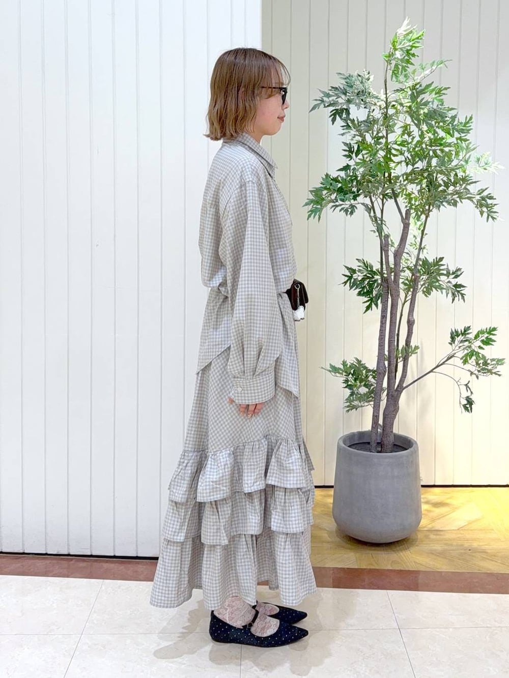 ブラック系のパンプス、ブルー系のシャツ/ブラウス、ブルー系のスカートを着用したレディースの春コーディネートの3枚目の写真