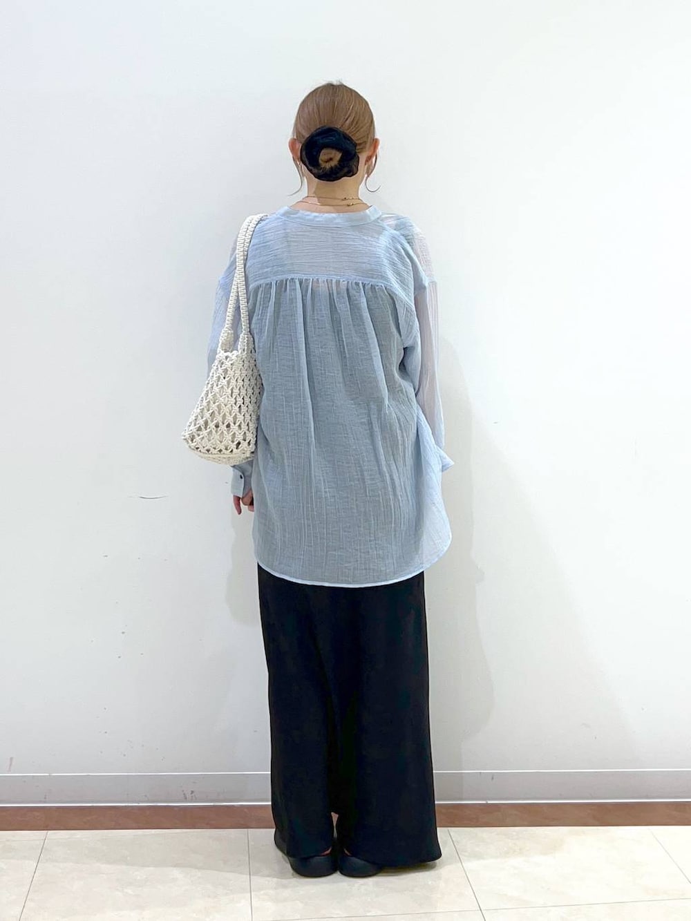 ブラック系のサンダル、ホワイト系のトートバッグ、ブラック系のキャミソールを着用したレディースの夏コーディネートの3枚目の写真