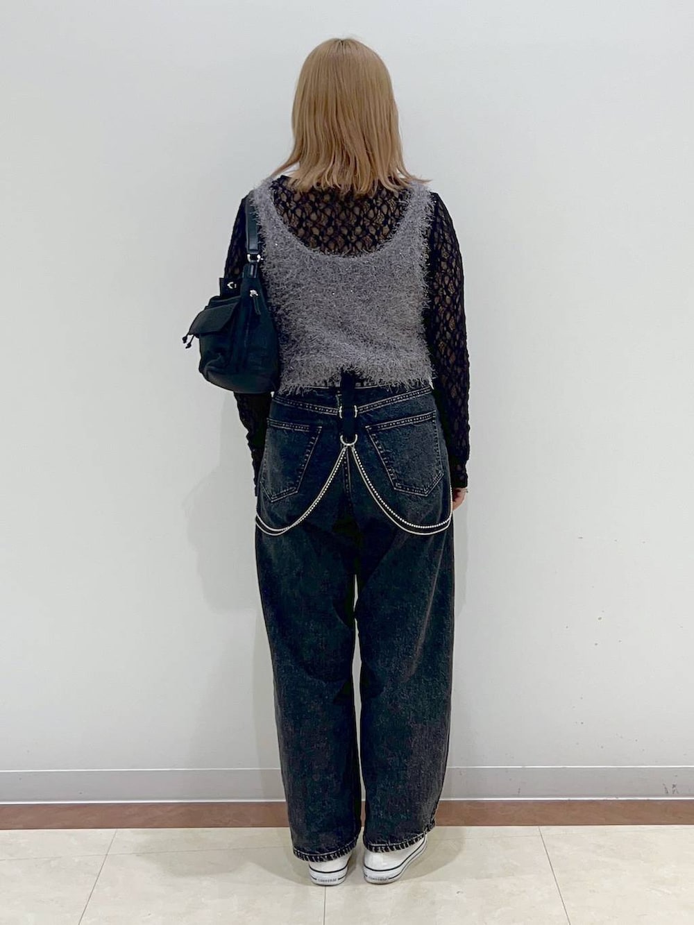 ブラック系のデニムパンツ、グレー系のキャミソール、ブラック系のショルダーバッグを着用したレディースの秋コーディネートの3枚目の写真
