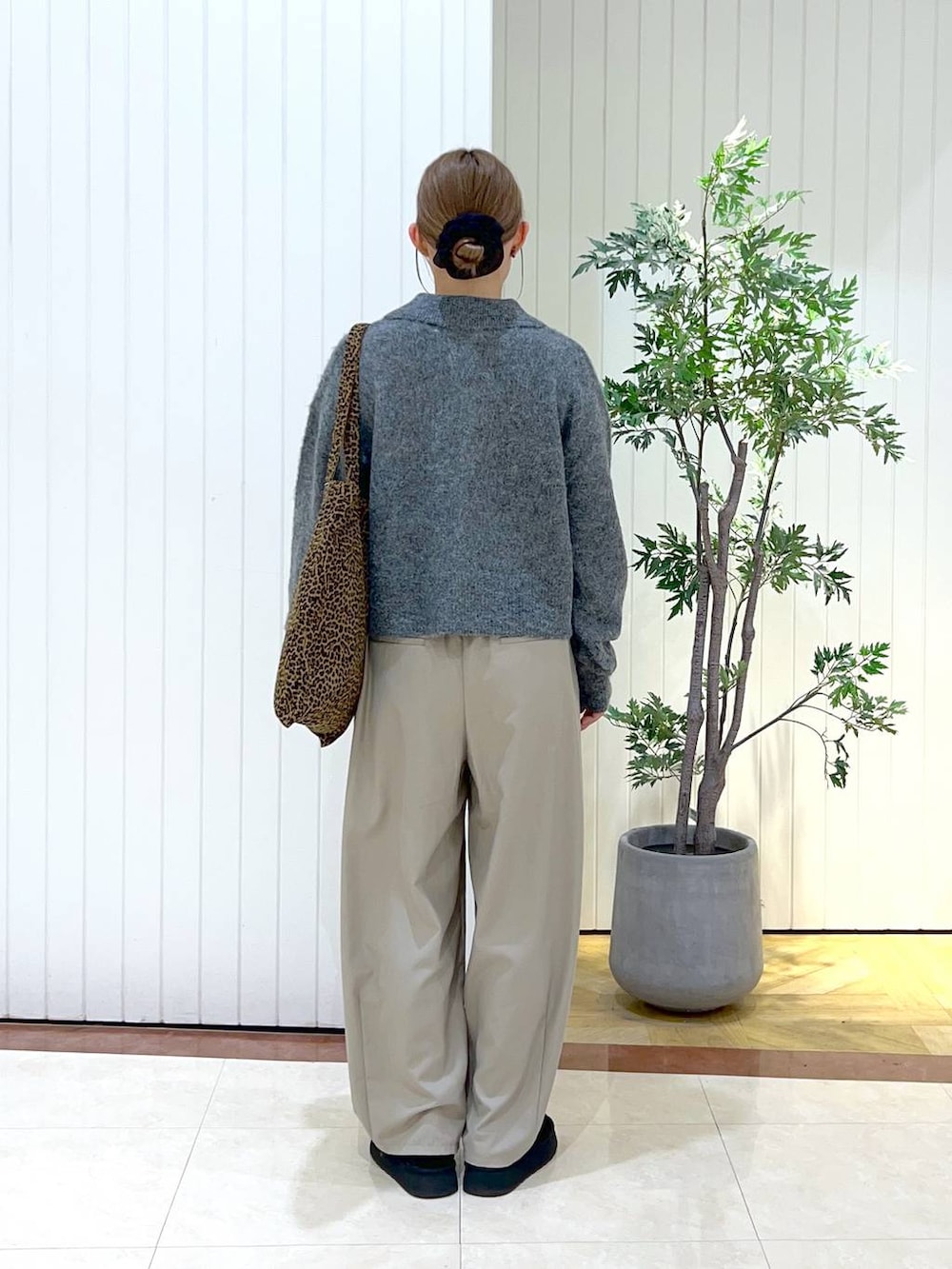 その他のトートバッグ、ベージュ系のその他パンツ、グレー系のニット/セーターを着用したレディースの秋コーディネートの3枚目の写真