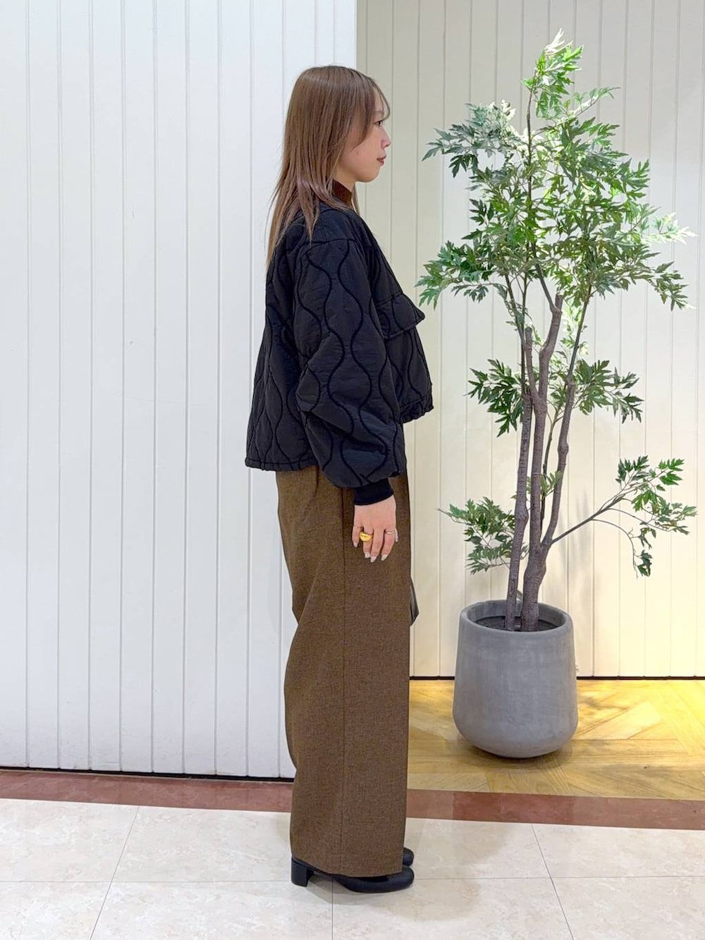 ブラウン系のその他パンツ、ブラック系のブルゾン、ブラック系のブーツを着用したレディースの冬コーディネートの2枚目の写真