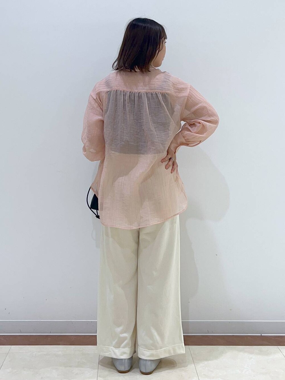 ホワイト系のスウェットパンツ、グレー系のタンクトップ、ブラック系のショルダーバッグを着用したレディースの夏コーディネートの3枚目の写真