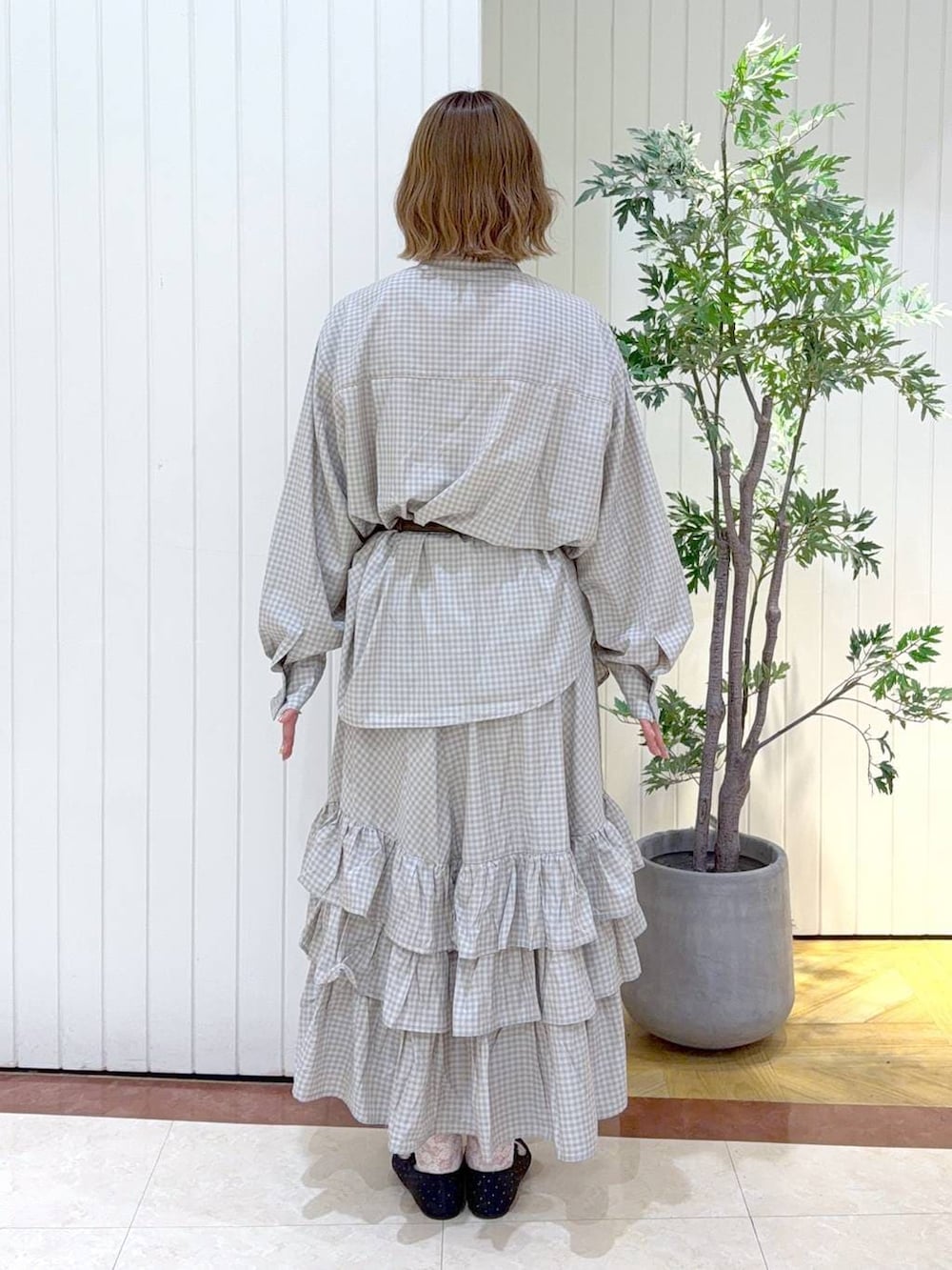 ブラック系のパンプス、ブルー系のシャツ/ブラウス、ブルー系のスカートを着用したレディースの春コーディネートの4枚目の写真