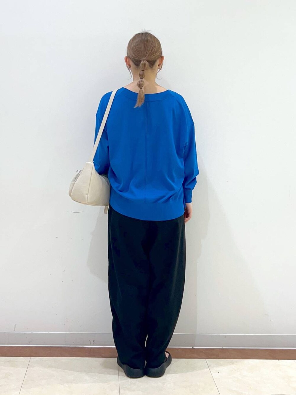 その他のTシャツ/カットソー、ブラック系のサンダル、ブラック系のデニムパンツを着用したレディースの夏コーディネートの3枚目の写真