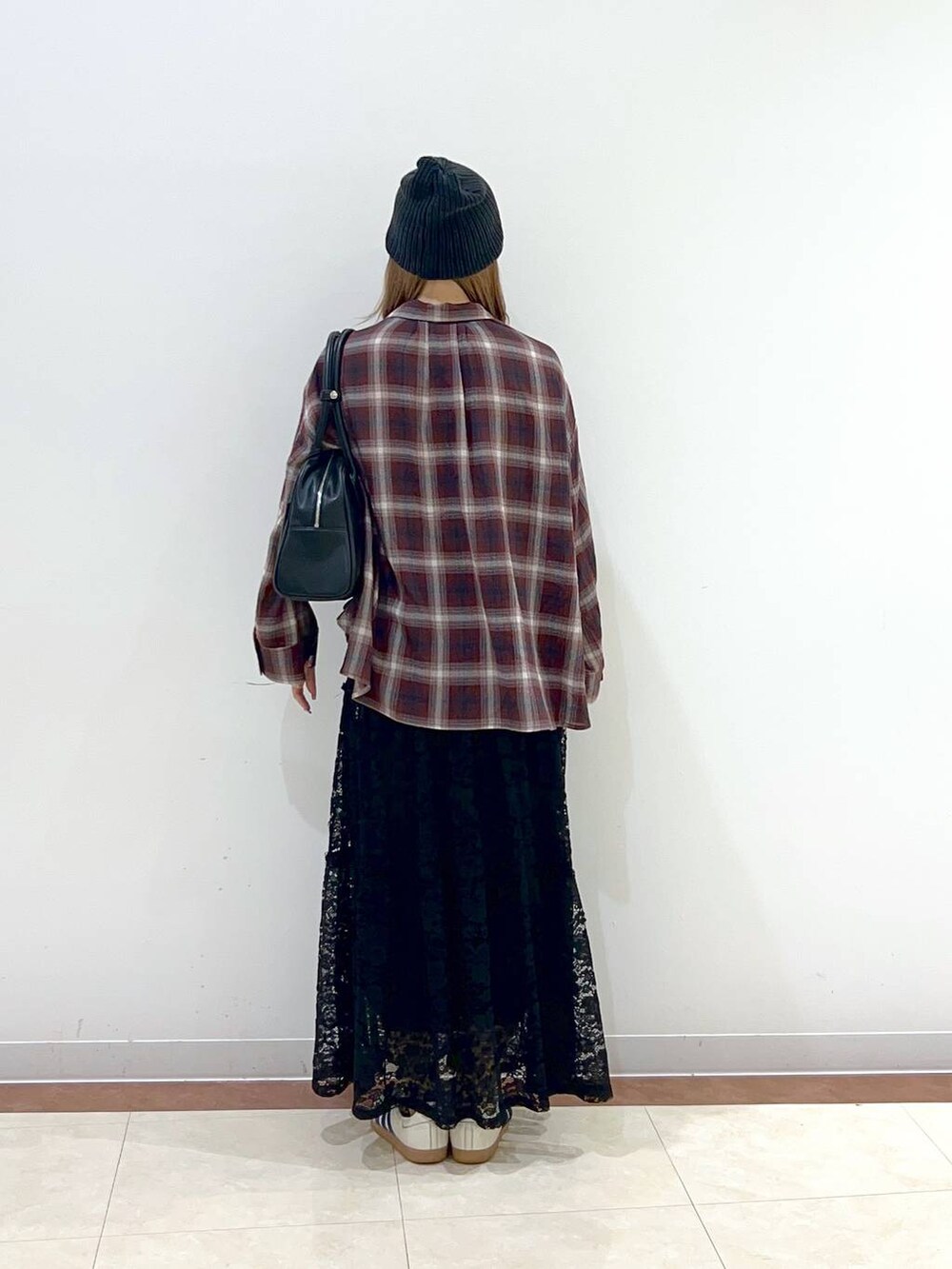 ブラック系のボストンバッグ、レッド系のシャツ/ブラウス、ブラック系のスカートを着用したレディースの秋コーディネートの3枚目の写真