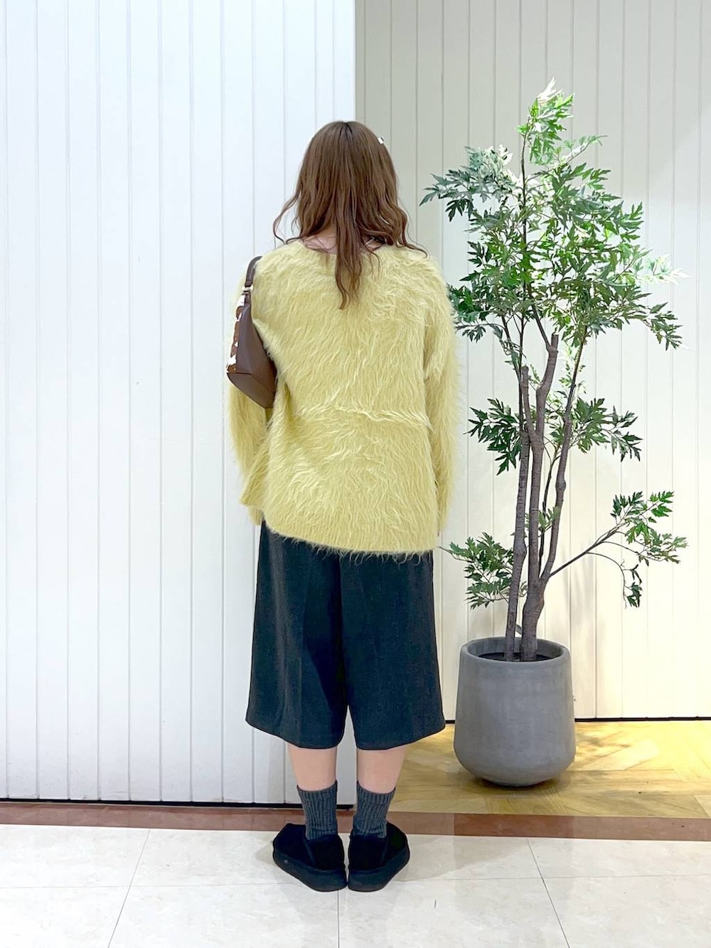 ベージュ系のキャミソール、グレー系のその他パンツ、その他のショルダーバッグを着用したレディースの秋コーディネートの3枚目の写真