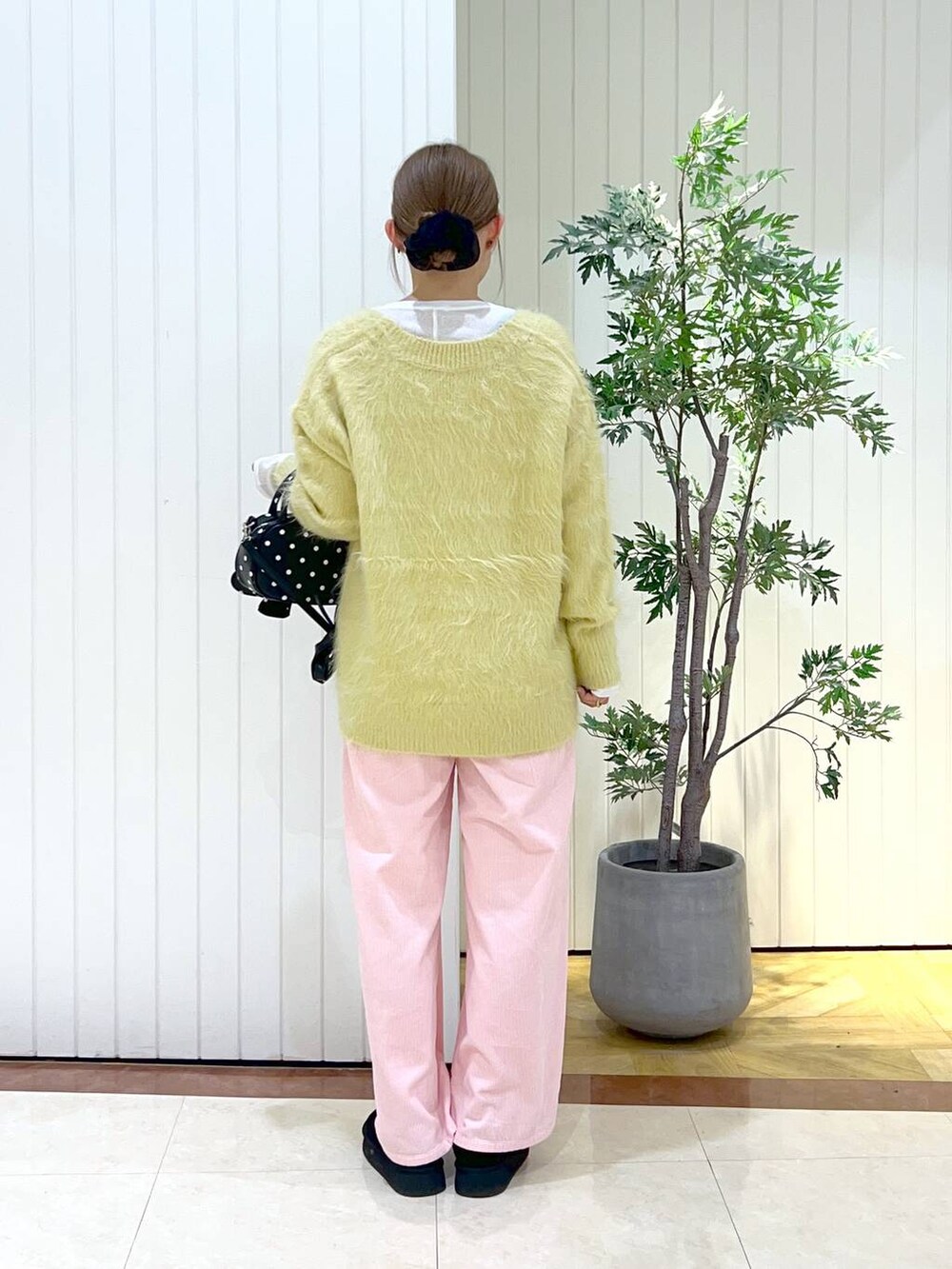 ピンク系のその他パンツ、ホワイト系のTシャツ/カットソー、ブラック系のその他シューズを着用したレディースの秋コーディネートの3枚目の写真