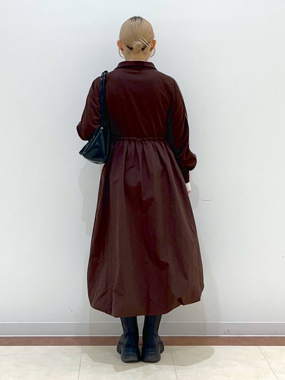 「差し色コーデ、女子ウケ、高身長、大人女子カジュアル_LOWRYS FARM、大人カジュアル、カジュアル、カジュアルコーデ、ローリーズスタイル_LOWRYS FARM、LOWRYS FARM、冬コーデ、ワンピース」｜「LOWRYS FARMのカラータートルニットＬＳ 116685（ニット/セーター、ホワイト系）」を使った、tsukiさん（レディース・167cm）の冬コーディネートの3枚目の写真