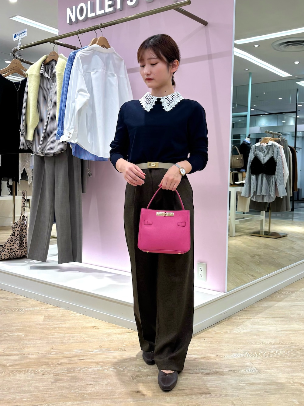 ピンク系のショルダーバッグ、ブルー系のニット/セーター、ブラウン系のその他パンツを着用したレディースの秋コーディネートの7枚目の写真