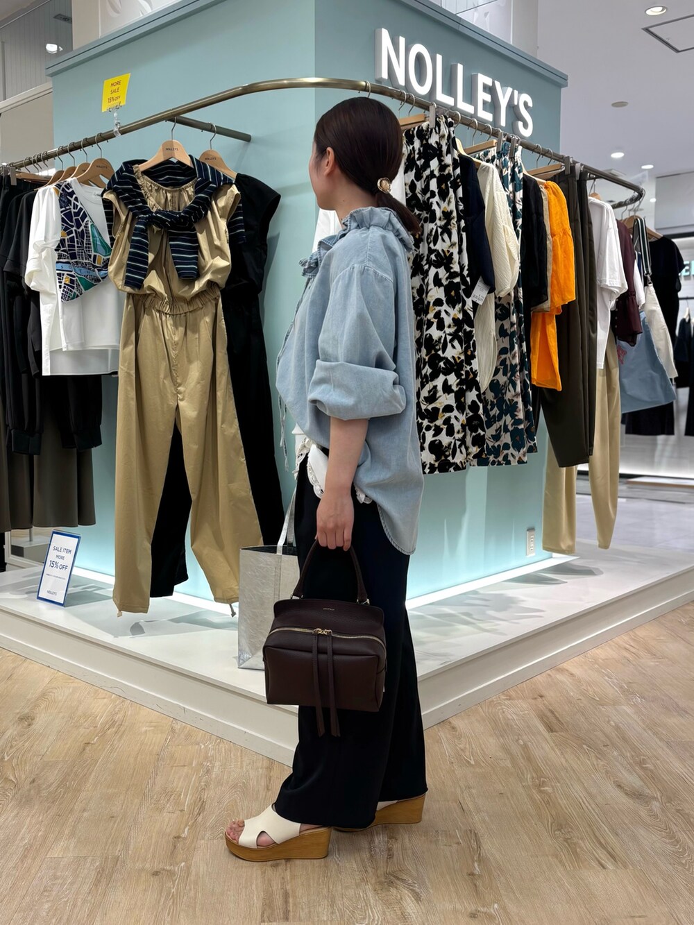 ブルー系のシャツ/ブラウス、ブラック系のその他パンツ、ブラウン系のショルダーバッグを着用したレディースの夏コーディネートの6枚目の写真