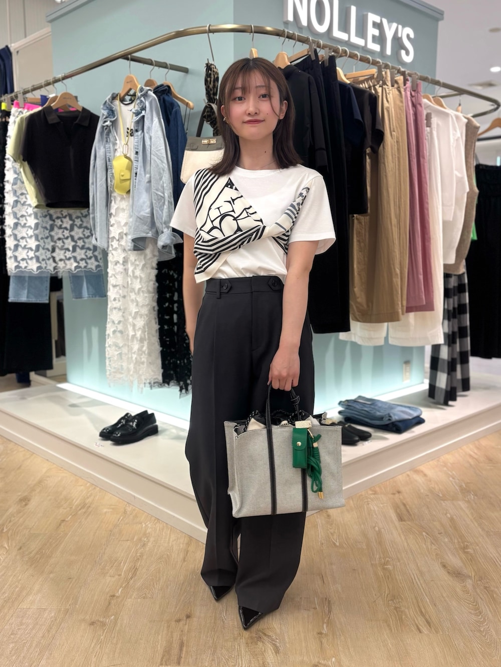 グレー系のその他パンツ、ホワイト系のTシャツ/カットソー、ブラック系のトートバッグを着用したレディースの夏コーディネートの4枚目の写真