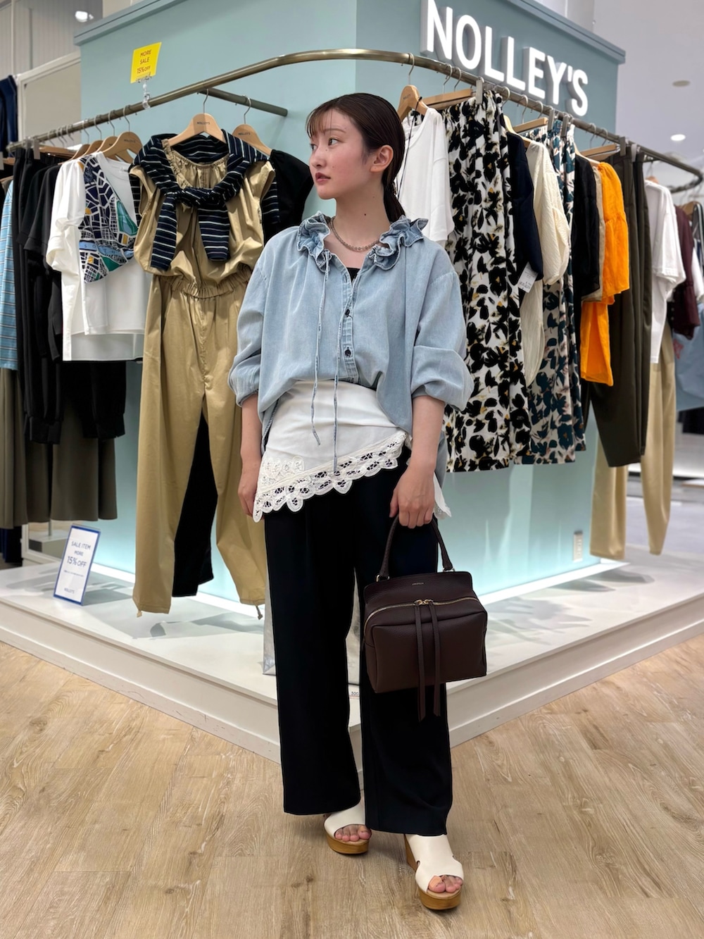 ブルー系のシャツ/ブラウス、ブラック系のその他パンツ、ブラウン系のショルダーバッグを着用したレディースの夏コーディネートの4枚目の写真